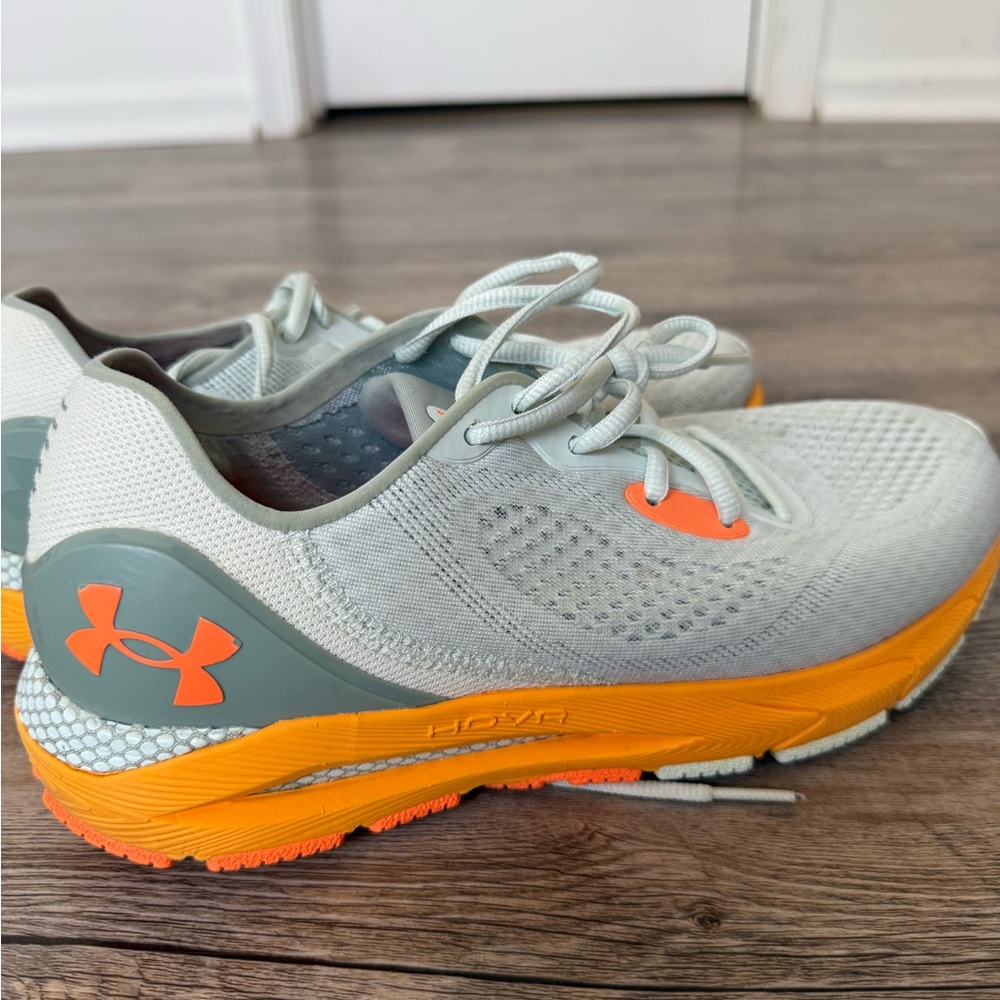 Men’s 9 under Armour sneakers